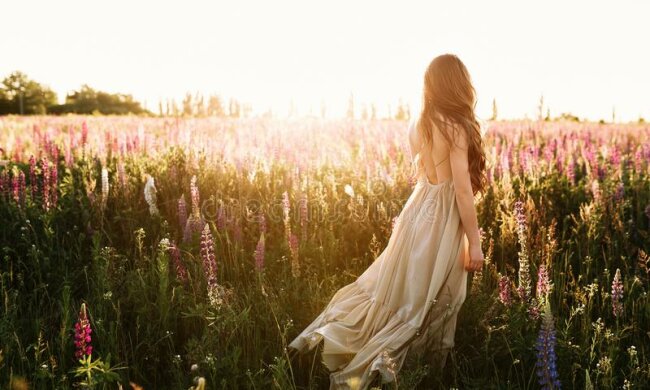 женщина, поле