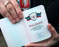 У «ДНР» зрадників України масово нагороджують липовими паспортами, названо цифру