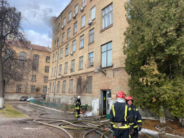Пожар разгорелся в здании института в Киеве: на месте много спасателей и техники, кадры
