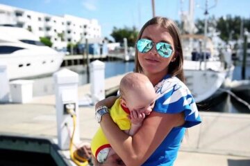 молодая мама