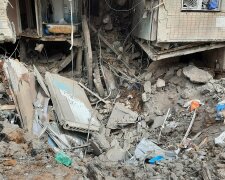 «Зруйновано перекриття між усіма поверхами»: з’явилися кадри з наслідками обстрілу у Харкові