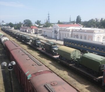 Колонны российской военной техники едут через Керчь (видео)