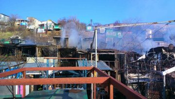 Пожар охватил причал в Одессе: разрушены десятки домов (фото)