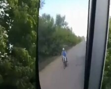 Водители проклинают раздолбанную дорогу под Днепром, видео: "На велосипеде быстрее"
