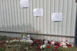 Украинцы прощаются семилетним Андрюшей, фото: принесли игрушки и цветы