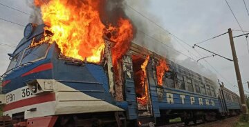 Одеська електричка спалахнула під час руху: відео вогняного НП