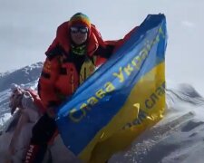 «Вірю в ЗСУ»: українська альпіністка Антоніна Самойлова встановила патріотичний транспарант на К2