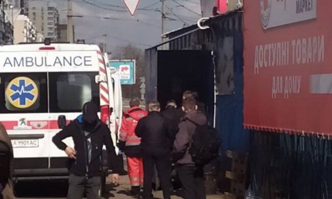 На ринку в Києві влаштували погром, фото: побили продавщицю і перекинули на неї холодильник