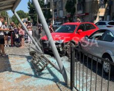 В Одесі авто влетіло в зупинку з людьми: перші кадри з місця масштабної аварії