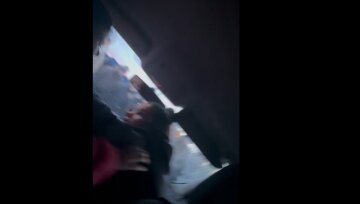 На Прикарпатті розлючений натовп на блокпості побив жінку та дитину