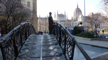 1 Statue of Hungarian prime minister Imre Nagy