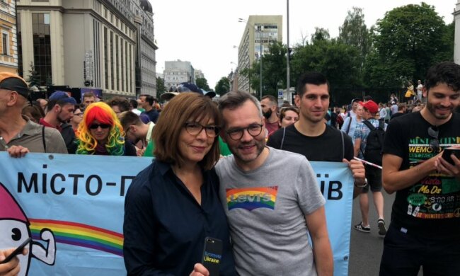 ЛГБТ-Ребекка Хармс