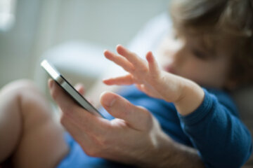 Медики объяснили, что ждет ребенка, который не отлипает от телефона: "может привести к..."