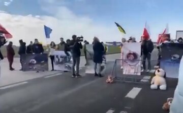 Активисты на польско-белорусской границе останавливают фуры, которые едут в рф: уже заблокировали тысячи