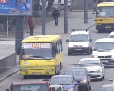 Киевляне показали "работу" общественного транспорта во время карантина: "смог сесть только в 11-й автобус"