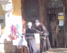 Священник выгнал женщину из храма в центре Одессы, видео: "Воровала вино"