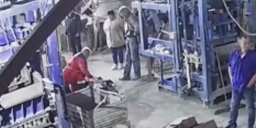 Трагедия на заводе в Одессе, рабочего зажало в прессе: появилось видео с места