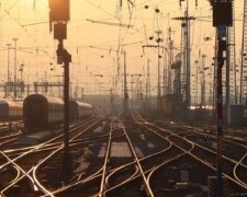 Пьяный мужчина заблокировал все поезда в Одесской области: кадры происходящего