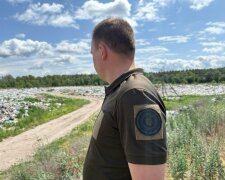 Комунальне підприємство влаштувало "сміттєвий рецидив" під Києвом: знову зливали відходи просто неба
