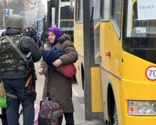 Британський волонтер розповів, чому деякі українці відмовляються евакуюватися: "Доводиться вмовляти"