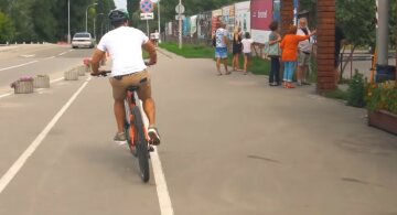 Киевлян "обрадовали" новой велодорожкой, фото: "путь в столб"