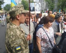 Атака на поліцейських, сутички і затримання: як проходить марш «Безсмертний полк» у Києві