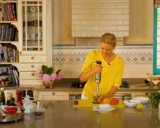 Звезда "Мастер Шеф" Литвинова дала рецепт любимого одесского салата: "Яркие вкусы помидоров и брынзы"