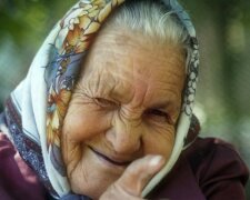 92-річна українка втекла із самоізоляції через вікно, щоб купити хустку: "все заради Великодня"