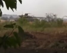 Взвод танків РФ засвітився під Донецьком, фото: "Регулярно обстрілюють ЗСУ"