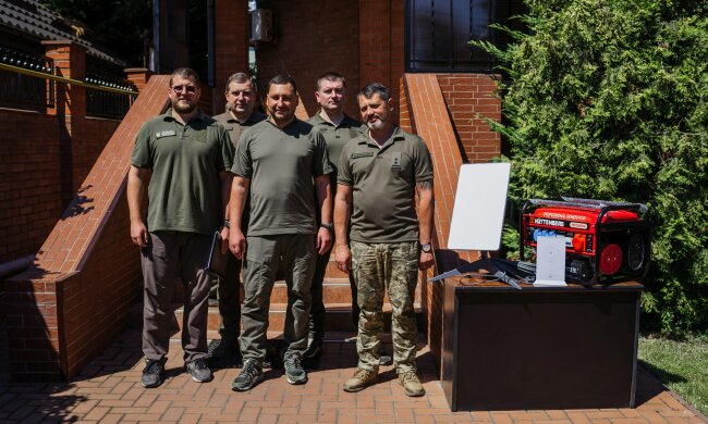 Життєво важлива допомога з тилу: ЗСУ отримали Starlink та генератор від Держекоінспекції