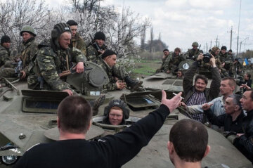 "Солдатик на БТРе был прав": украинка раскаялась за препятствование ВСУ на Донбассе