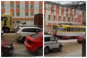 Грузовик застрял в Одессе, движение общественно транспорта парализовано: видео с места