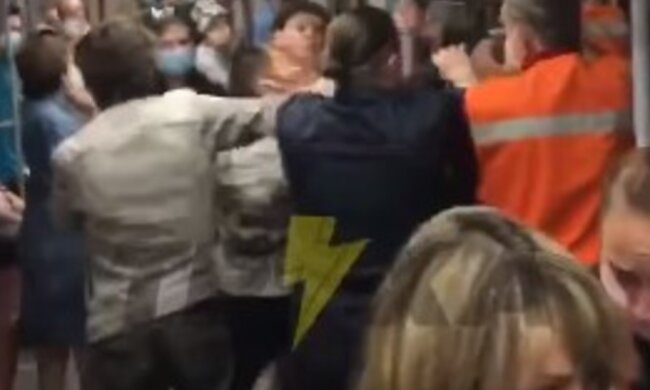 "Сдали нервы": в метро Харькова пассажир устроил драку из-за маски, видео