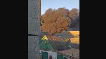 Вибухи гримлять в окупованому Бердянську, місто заволокло димом: кадри НП до Дня росії