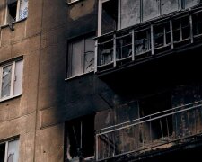 Росіяни обстріляли Луганщину: зайнялися багатоповерхівки, один будинок знищено