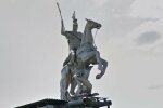 "Вся Россия на одном фото": путинские чиновники установили памятник на крыше остановки