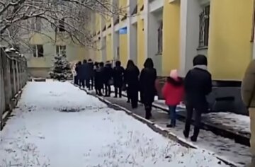 Украинцы пошли на штурм поликлиник, очереди растянулись на десятки метров: "Становится жутко"