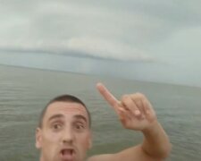 На популярном украинском курорте разбушевался ураган, кадры стихии: "Жесть, видимость нулевая"