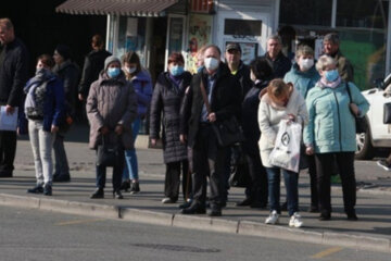 Цены на проезд взвинтили в Днепре из-за карантина, фото: "Нечего было бросать камни"