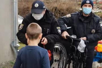 Хлопчик прийшов в поліцію і благав розшукати святого Миколая: просив інвалідний візок для брата