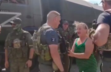 Із голими руками накинулася на окупантів: з'явилося відео, як жителі Херсонщини не радіють росіянам