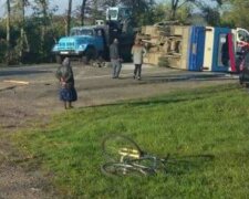 Автобус не разминулся с легковушкой, много пострадавших: кадры крупного ДТП на Львовщине
