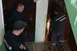 Беда случилась с харьковчанкой в запертой квартире, примчались спасатели: фото с места ЧП