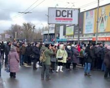 "Мы выживаем, а не живем": бунт вспыхнул в Харькове, люди перекрывают дороги, кадры