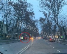 "Люди розлетілися по сторонах": водій влетів у зупинку і втік, кадри п'яного ДТП в Одесі