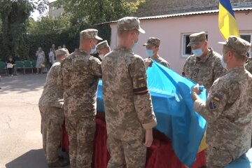 Під Дніпром попрощалися з українським Героєм, кадри: "ціною життя захистив позиції полку"