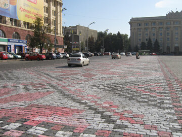 Площадь перед ХОГА разрисовывают вышиванкой: на что придется смотреть Кучеру, фото