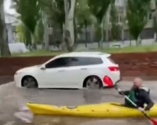 Ще одне українське місто пішло під воду, люди пересідають на човни: кадри потопу в Дніпрі