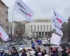 Протести в Києві не вщухають: учасники перекрили дорогу і погрожують перейти до жорстких заходів, відео