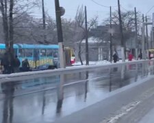 Непогода парализовала движение  транспорта в Одессе, люди идут пешком: видео